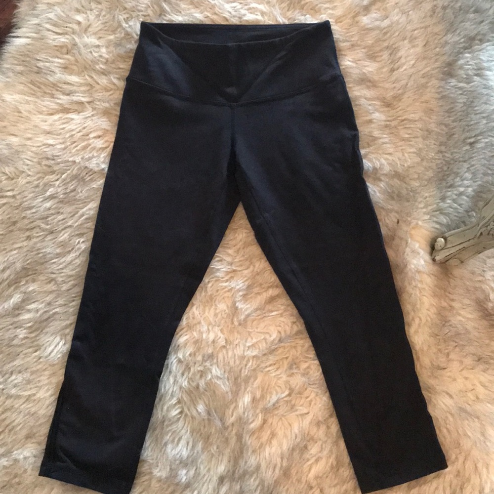 Lululemon black capris size 4